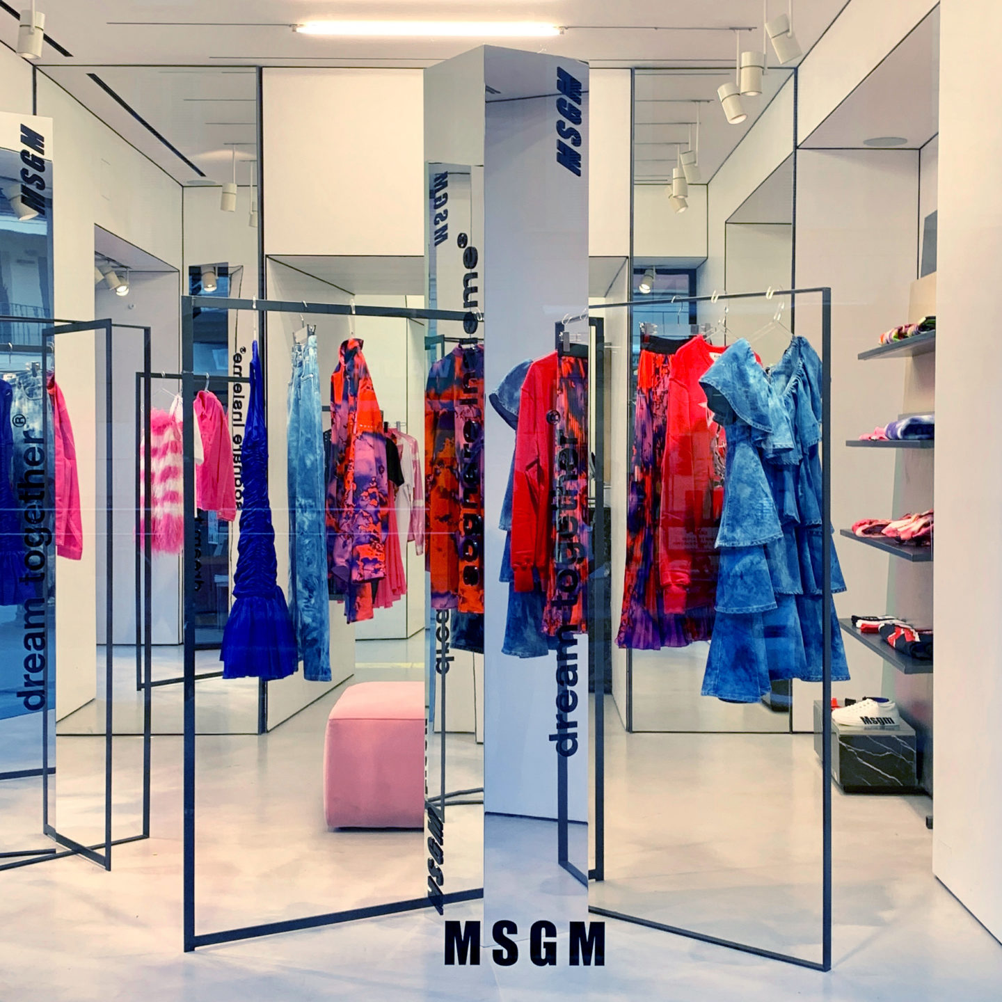 MSGM window totem window display mirror red blue window design sognare insieme