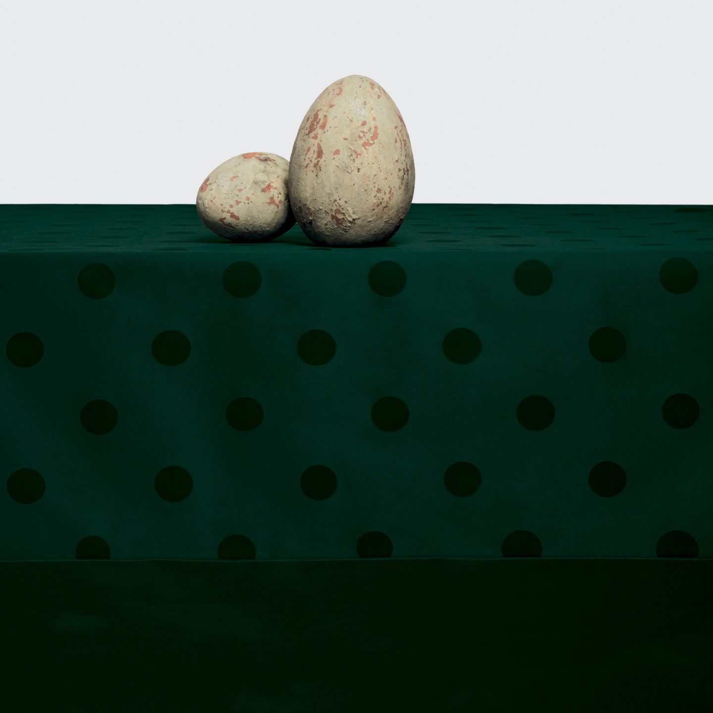 Quagliotti_LECIRQUE_tablecloth green dots jacquards