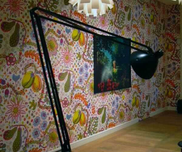 Wallpaper, flowers, lamp and photo set design for Ballantyne
